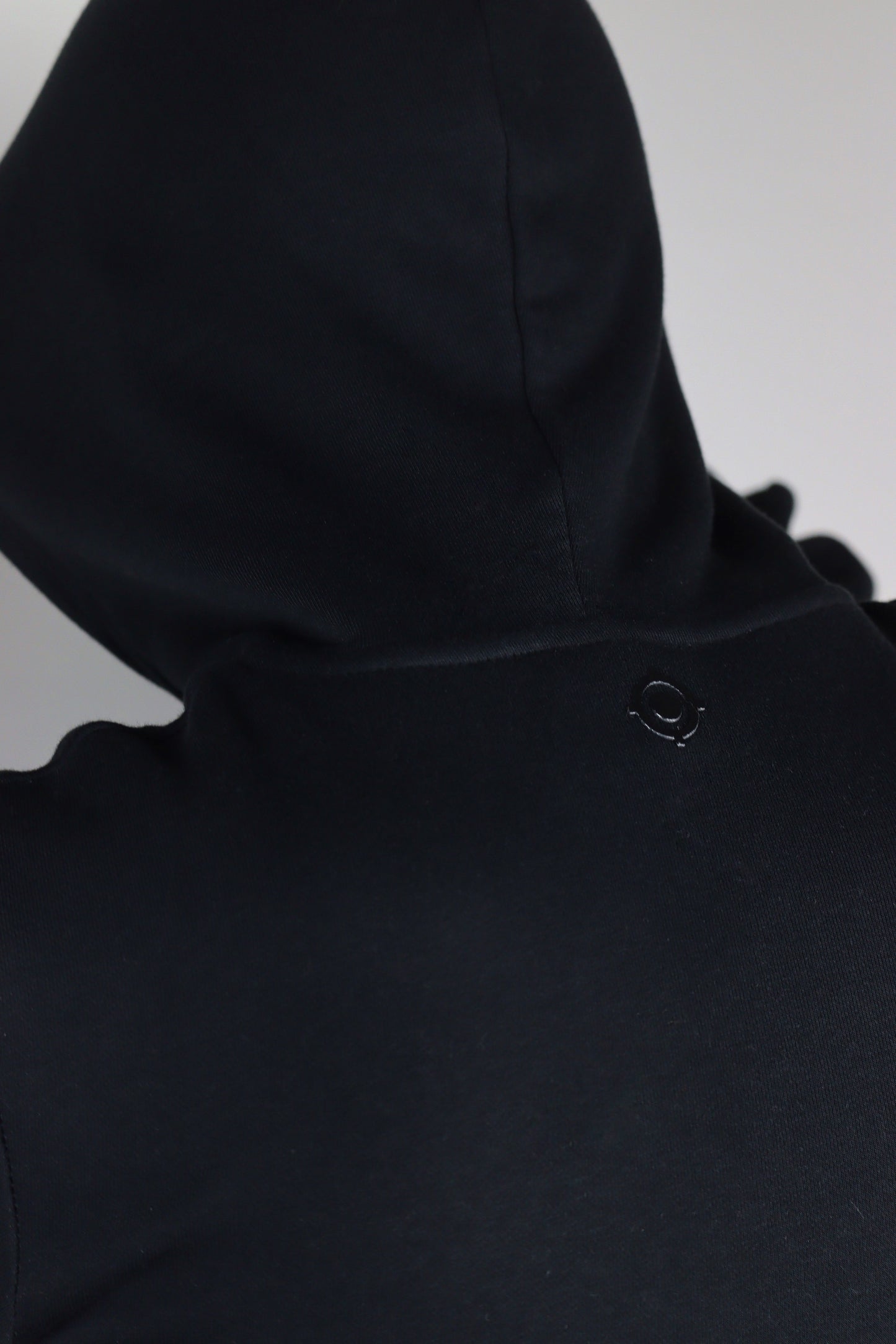 NÖRF BLACK FITTED HOODIE